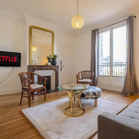 Appartamento Eiffel Tower View 3br Balcony Parigi
