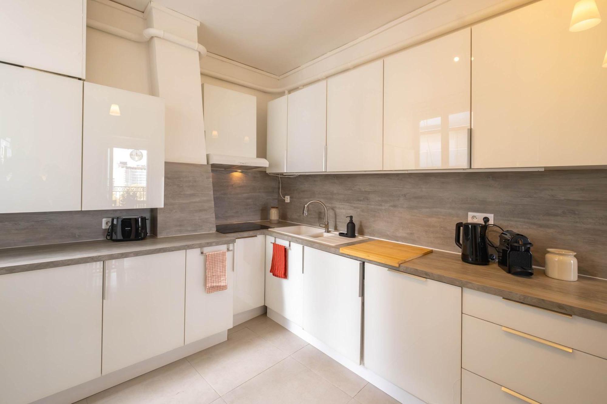 Eiffel Tower View 3br Balcony Apartment Paris