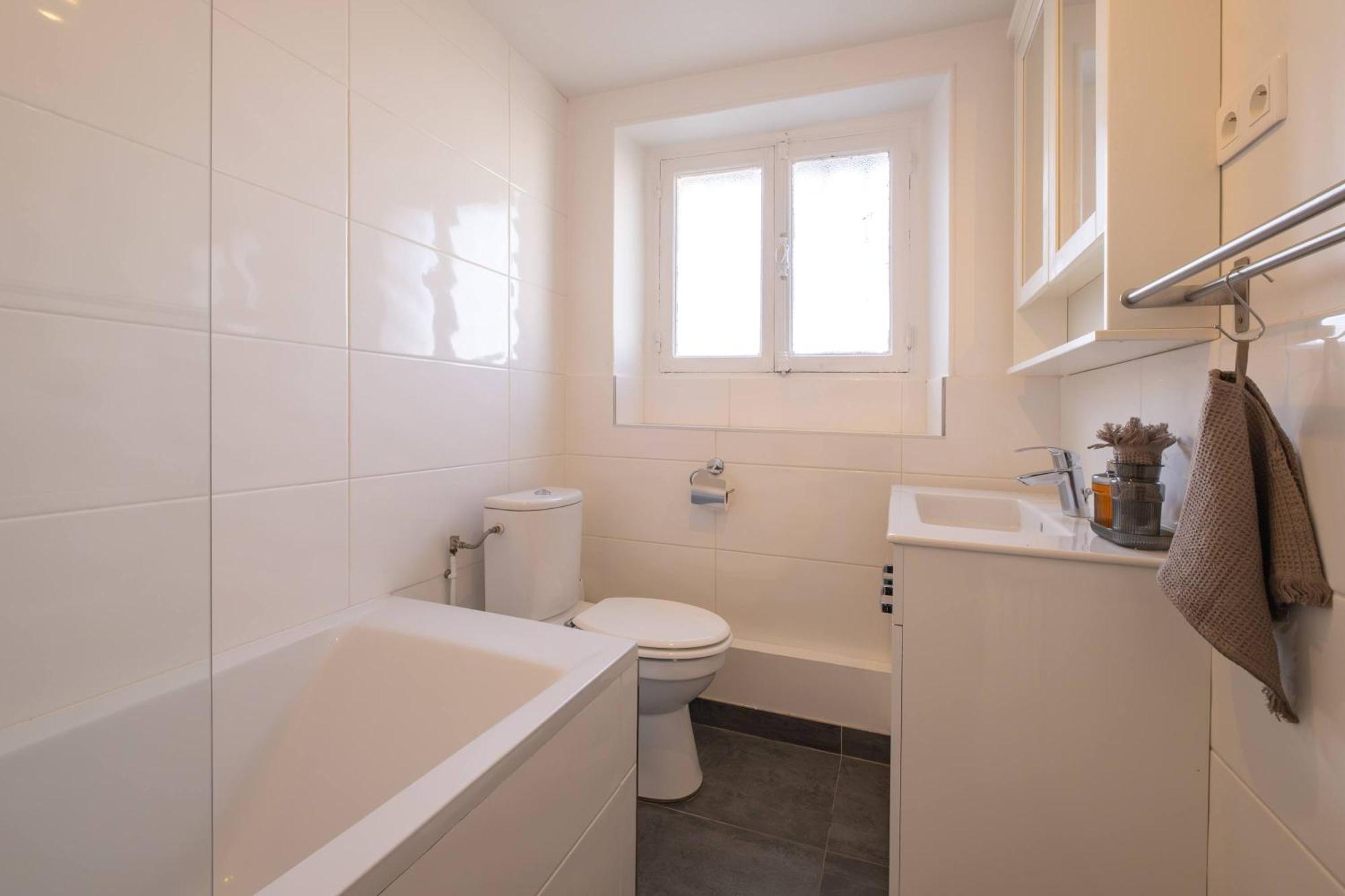 Eiffel Tower View 3br Balcony Apartment Paris