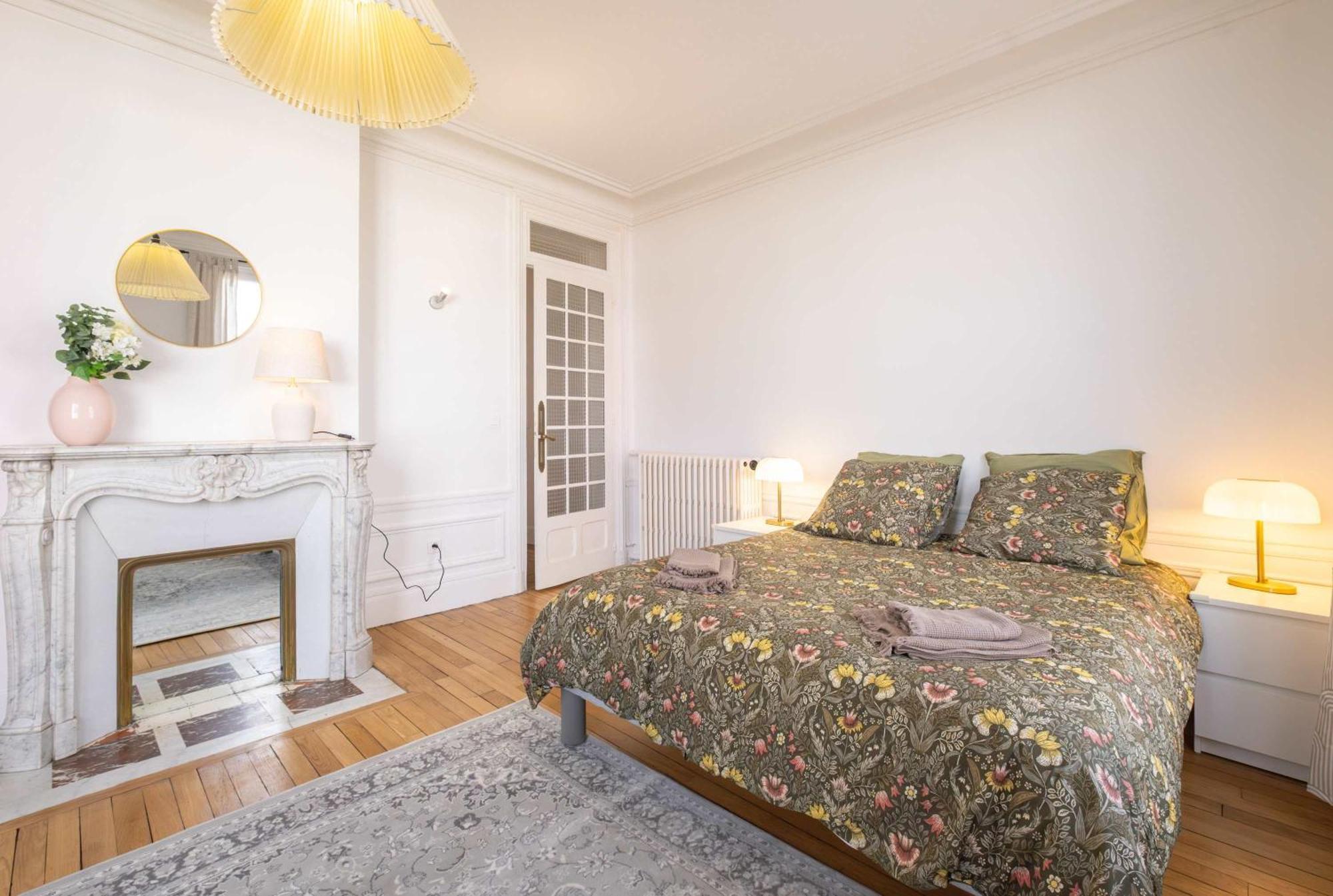 Eiffel Tower View 3br Balcony Apartment Paris